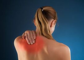 bol ispod lijeve lopatice straga